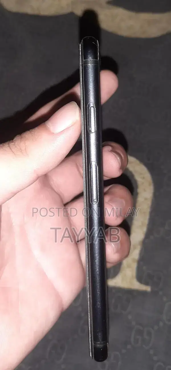 Apple iPhone SE 2020 128GB Unlocked Smartphone