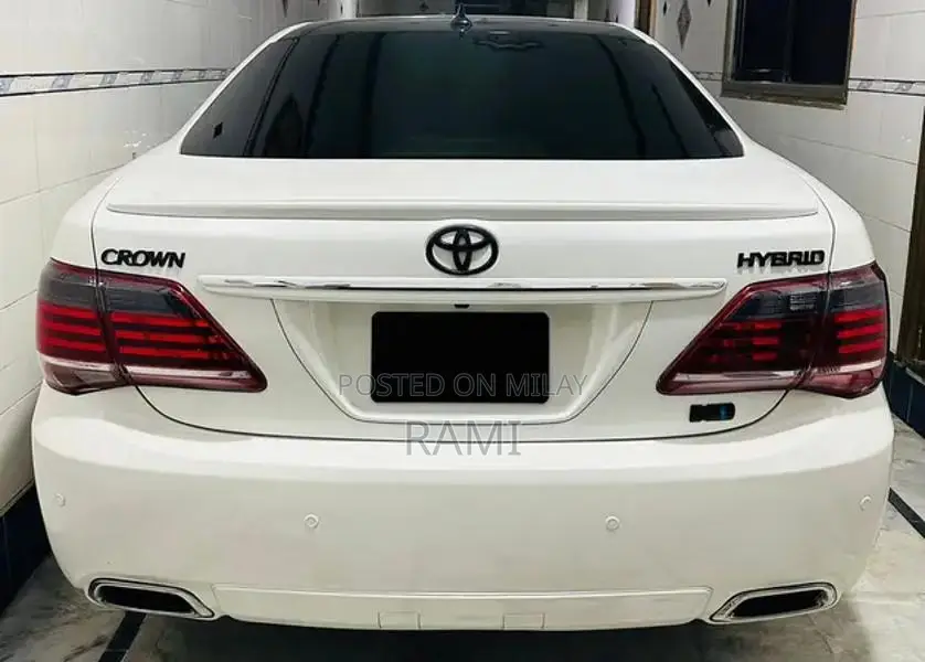 Toyota Crown 2010 Platinum Full-Option Luxury Sedan