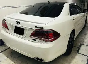Toyota Crown 2010 Platinum Full-Option Luxury Sedan