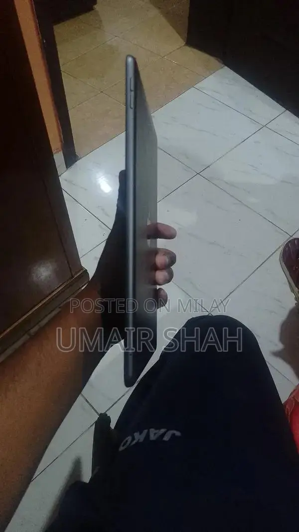 Apple iPad Air 8th Gen 11-inch Tablet