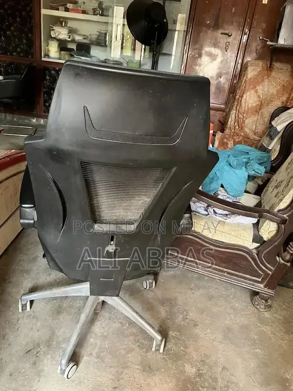 Ergonomic Executive Office Chair in Near-Perfect Condition