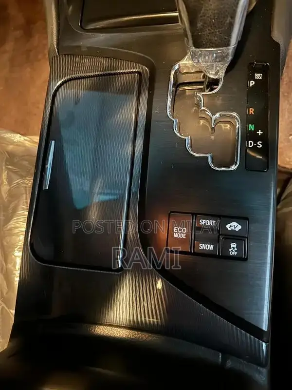 Toyota Crown 2010 Platinum Full-Option Luxury Sedan