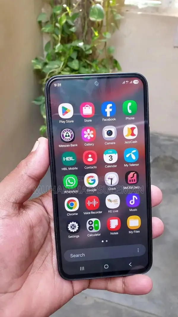 5G Smartphone with High-Performance Dual SIM Setup