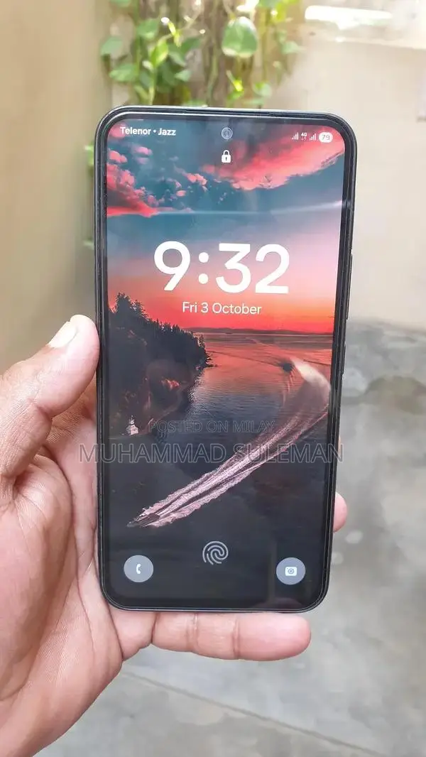 5G Smartphone with High-Performance Dual SIM Setup