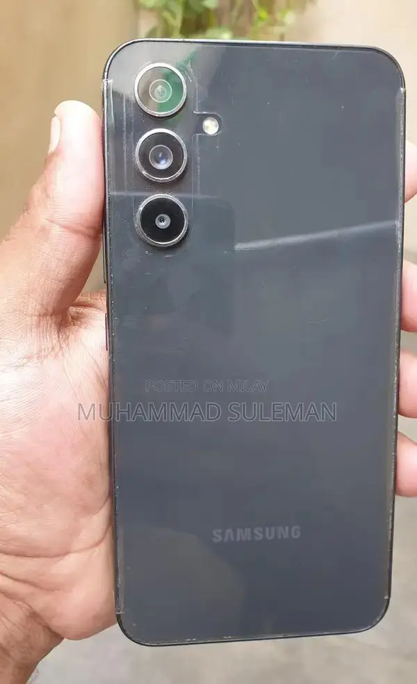 5G Smartphone with High-Performance Dual SIM Setup