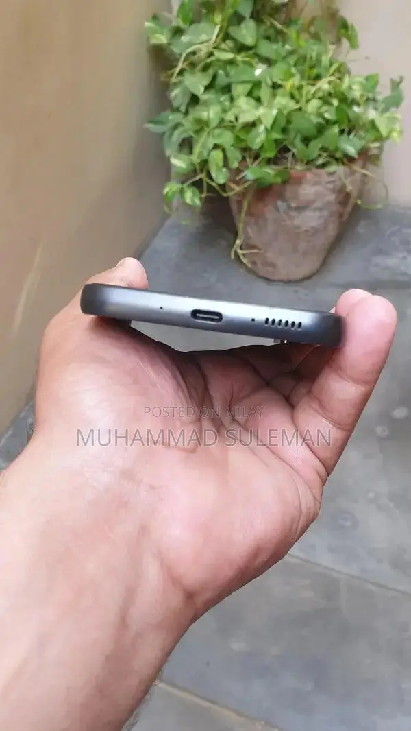 5G Smartphone with High-Performance Dual SIM Setup