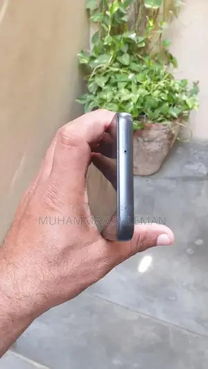 5G Smartphone with High-Performance Dual SIM Setup