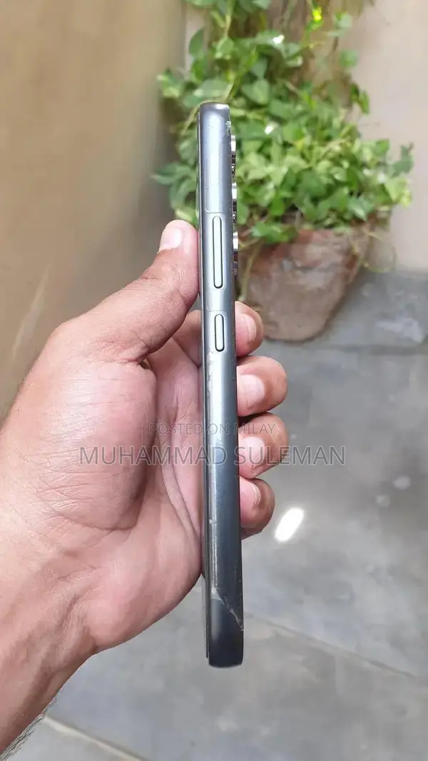 5G Smartphone with High-Performance Dual SIM Setup