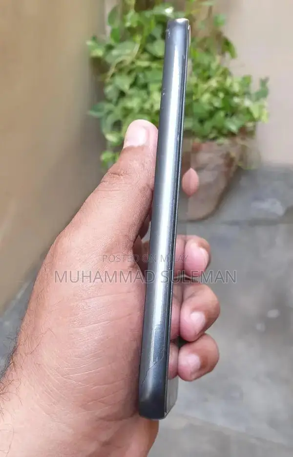 5G Smartphone with High-Performance Dual SIM Setup