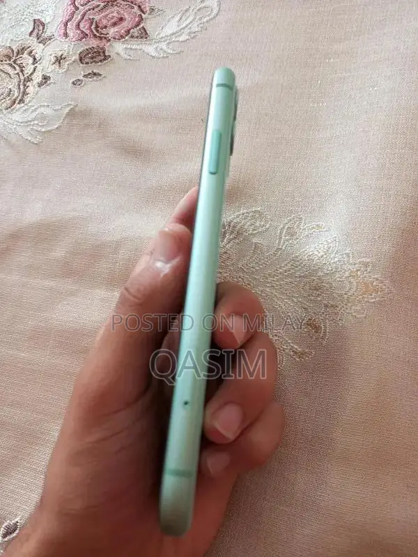 Apple iPhone 11 64GB Smartphone with Battery Replacement