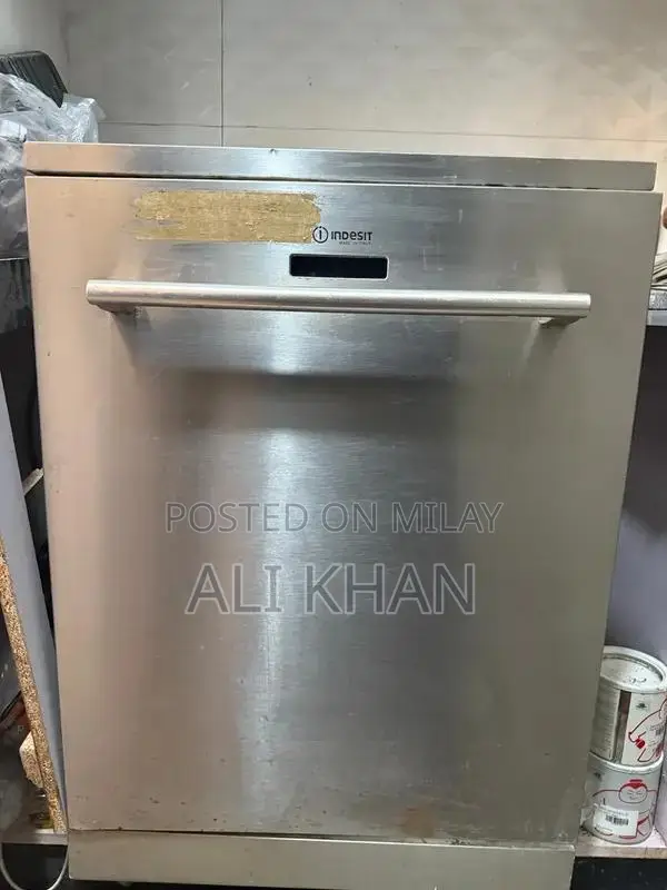 Indesit Dishwasher Made in Italy - Good Condition with Minor Repair Ne
