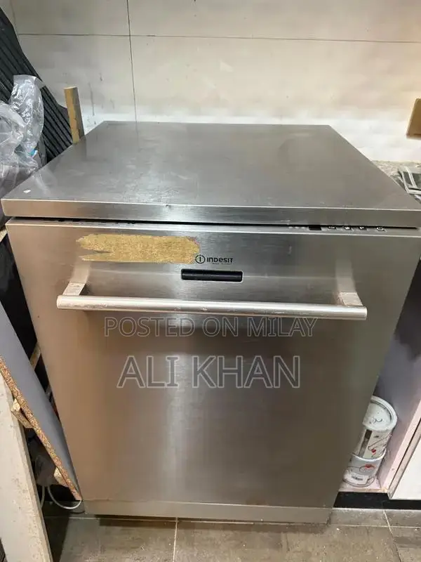 Indesit Dishwasher Made in Italy - Good Condition with Minor Repair Ne