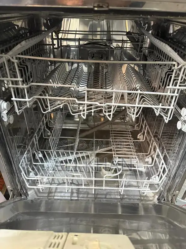 Indesit Dishwasher Made in Italy - Good Condition with Minor Repair Ne