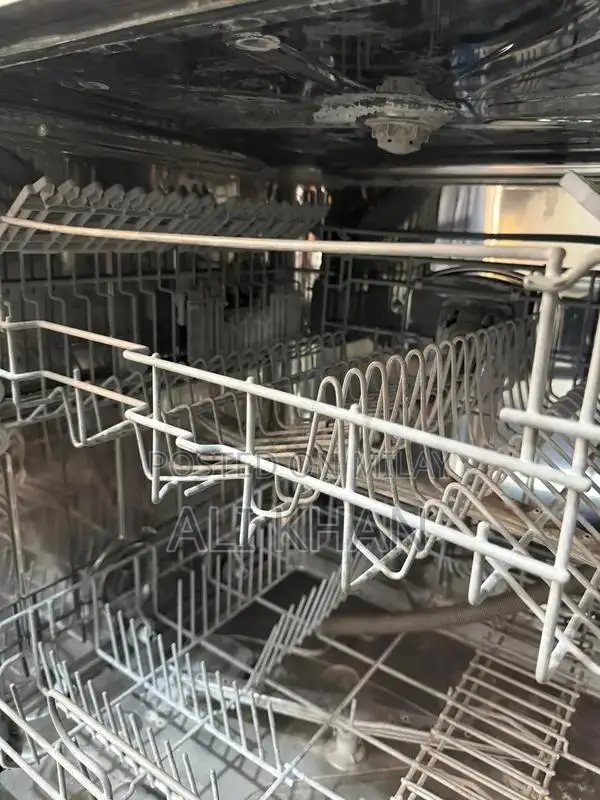 Indesit Dishwasher Made in Italy - Good Condition with Minor Repair Ne