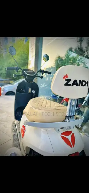 Photo - Metro A7 Electric Scooter - Cream White, Low Mileage