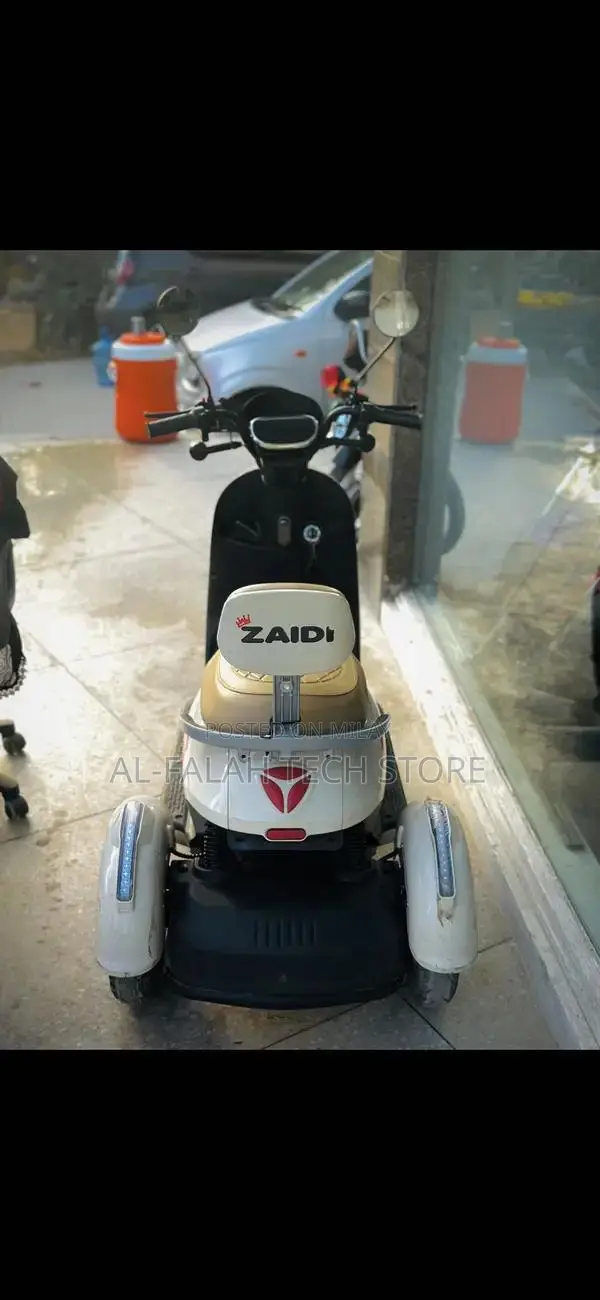 Metro A7 Electric Scooter - Cream White, Low Mileage