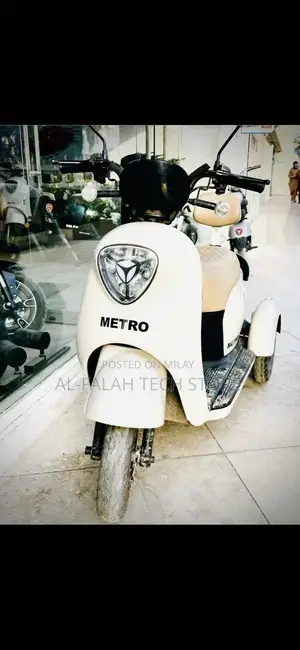 Metro A7 Electric Scooter - Cream White, Low Mileage