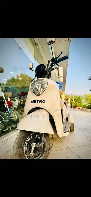 Metro A7 Electric Scooter - Cream White, Low Mileage