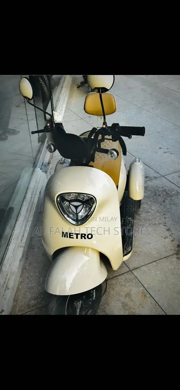 Metro A7 Electric Scooter - Cream White, Low Mileage