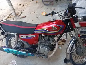 Honda 125cc Motorcycle - 2016-2017 Model Red