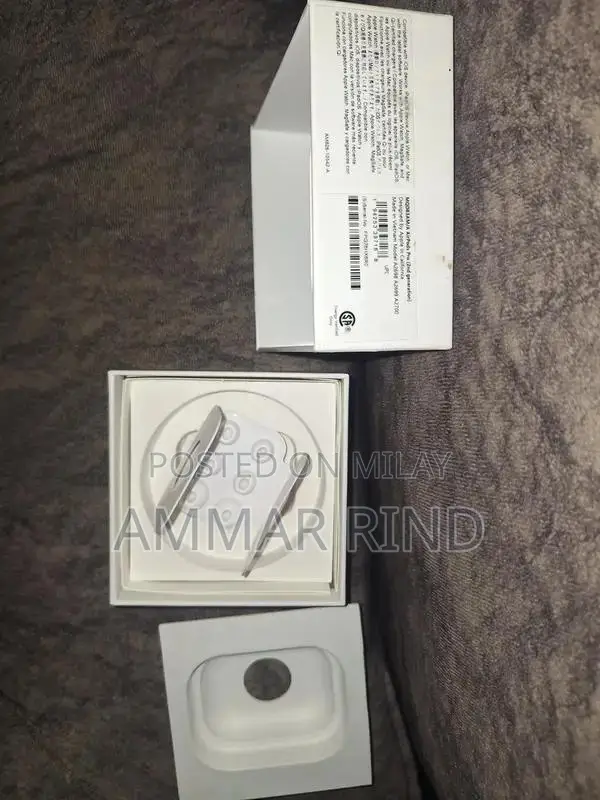 Apple AirPods 2nd Gen Right Earbud with Charging Case