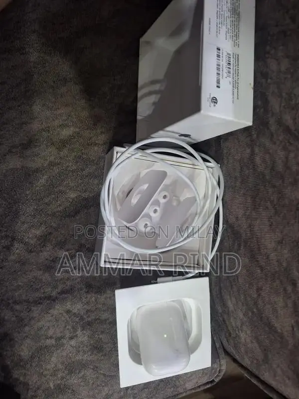 Apple AirPods 2nd Gen Right Earbud with Charging Case