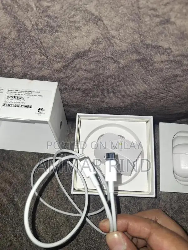 Apple AirPods 2nd Gen Right Earbud with Charging Case