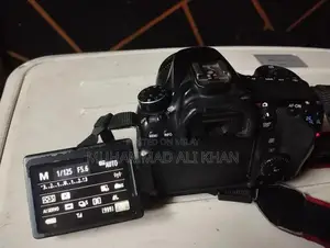 Canon EOS 70D DSLR Camera with 18-55mm Lens