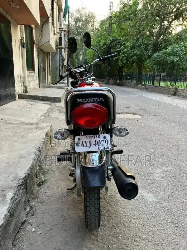 Honda 125 Gold Edition Motorcycle - Premium Performance Bike