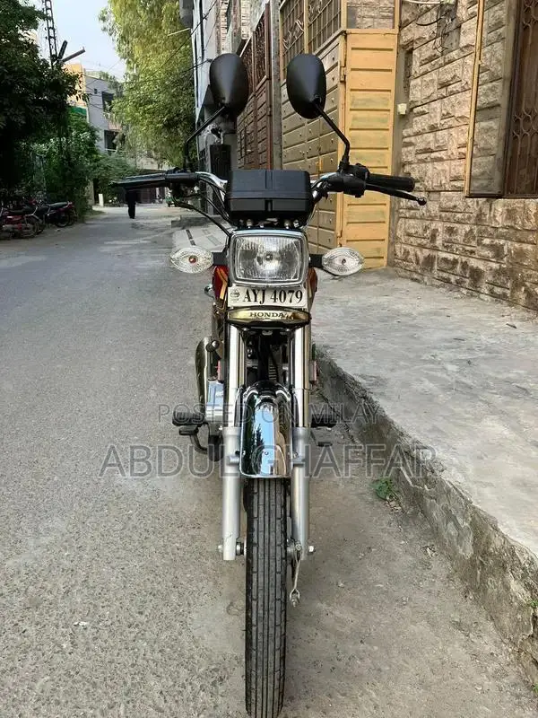 Honda 125 Gold Edition Motorcycle - Premium Performance Bike