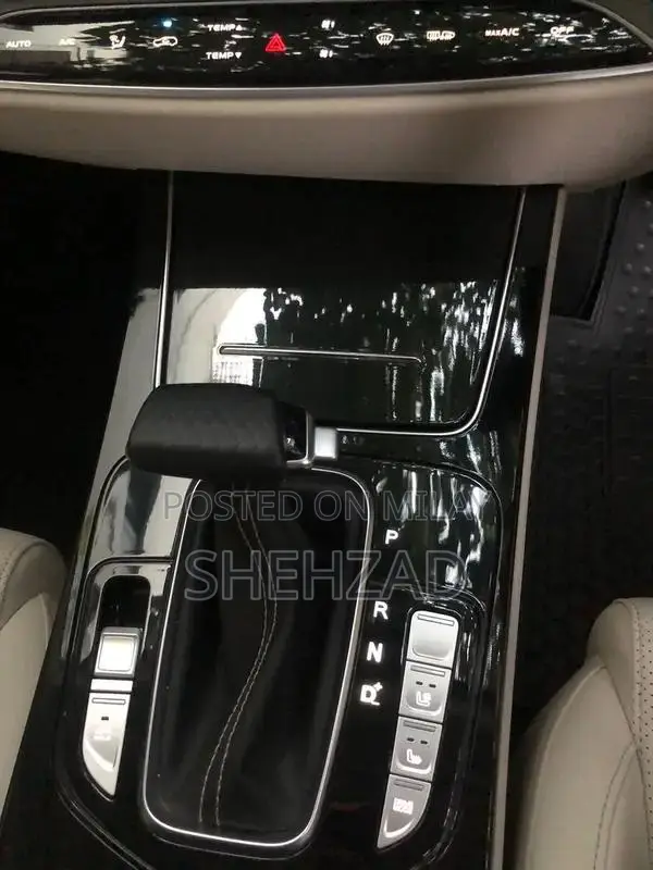 Oshan X7 Compact Crossover SUV - Versatile Urban Driving Experience