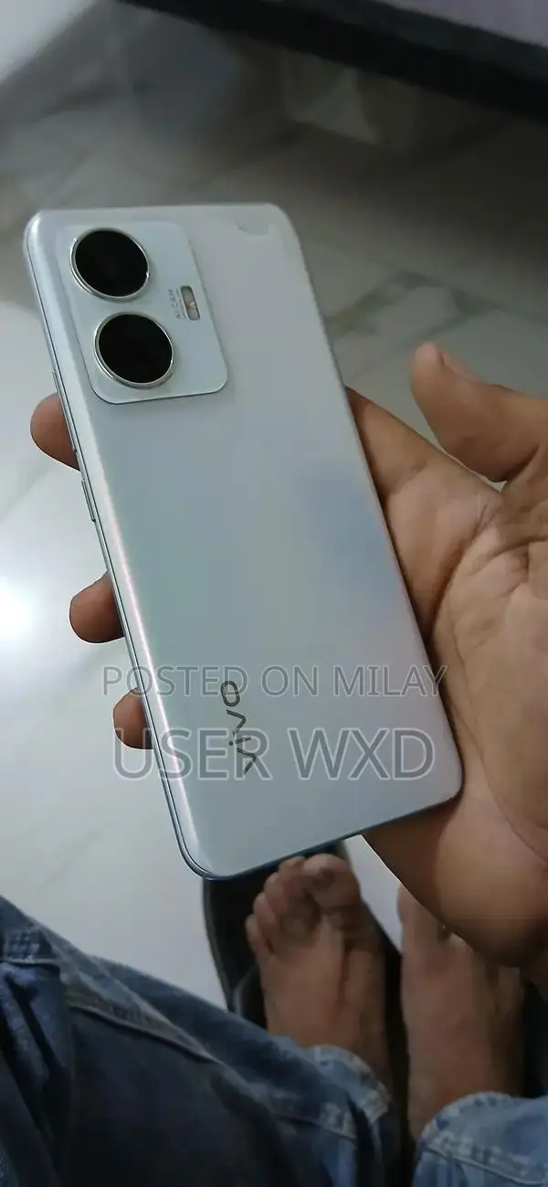 Vivo Smartphone with Minor Back Panel Discoloration