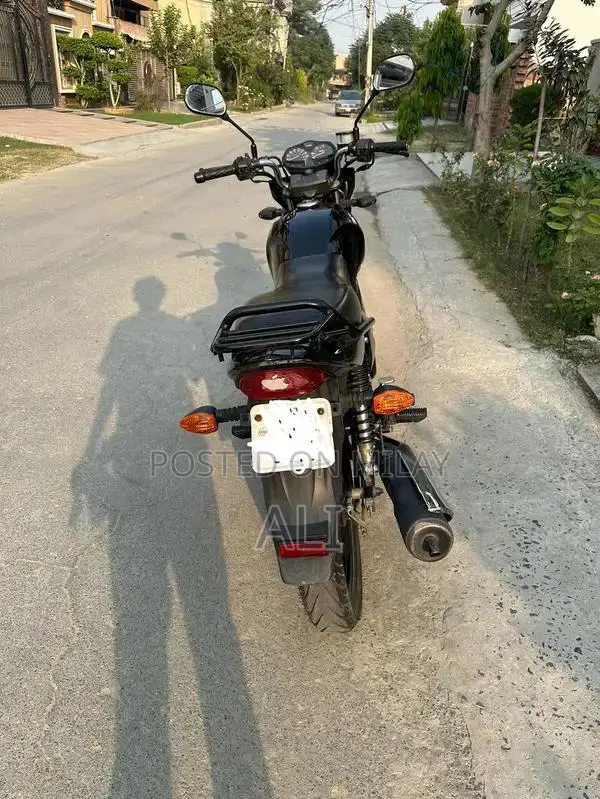 Suzuki GR 150 Motorcycle - 2021 Model with Self-Start