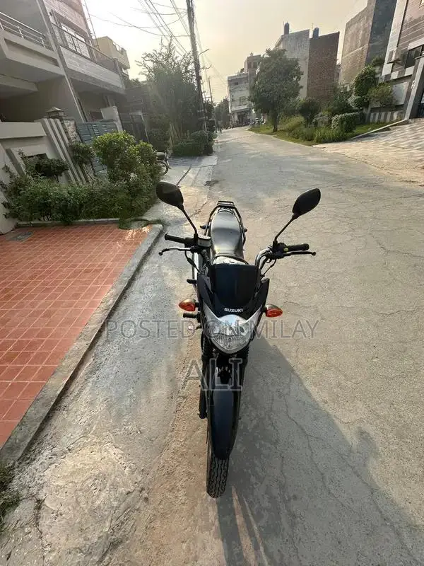 Suzuki GR 150 Motorcycle - 2021 Model with Self-Start