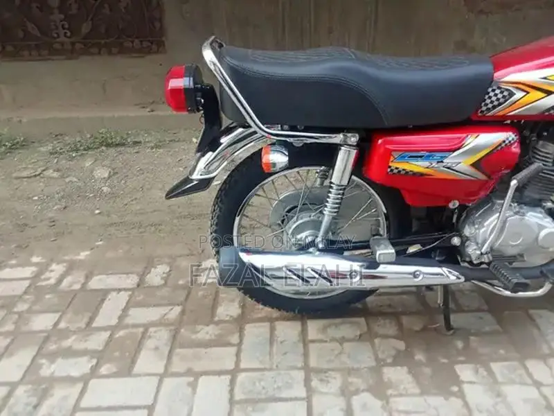 Honda 125 Motorcycle - Pristine Condition, Near-Zero Mileage
