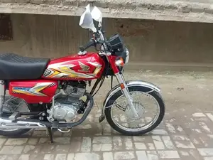 Honda 125 Motorcycle - Pristine Condition, Near-Zero Mileage
