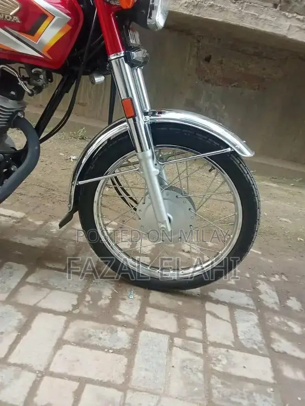 Honda 125 Motorcycle - Pristine Condition, Near-Zero Mileage