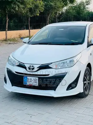 Photo - Toyota Yaris 1.5 X CVT Automatic Hatchback