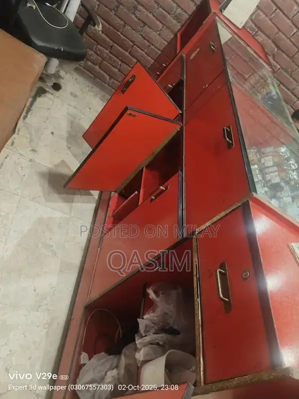 Wooden Shop Display Counter with 8mm Mirror Surface