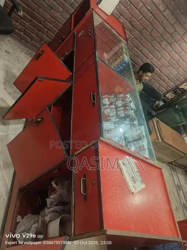 Wooden Shop Display Counter with 8mm Mirror Surface