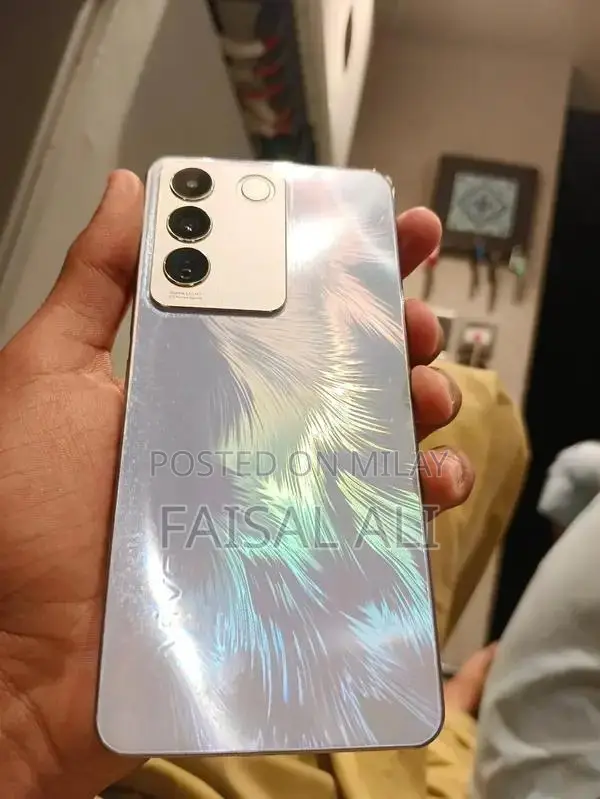 V27e Smartphone with Charger - Excellent Condition