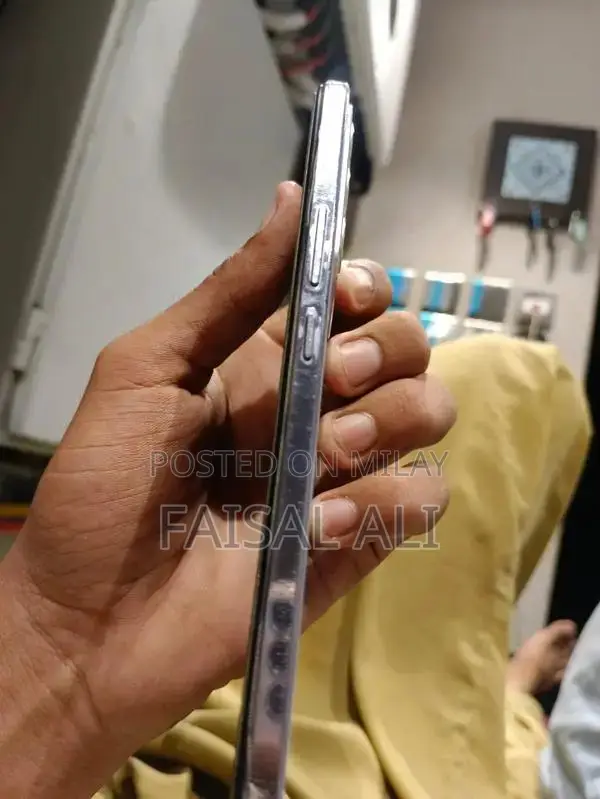 V27e Smartphone with Charger - Excellent Condition