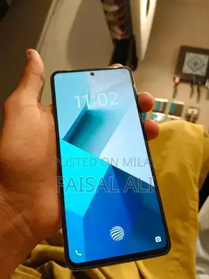 V27e Smartphone with Charger - Excellent Condition