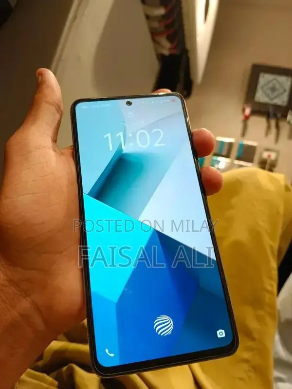 V27e Smartphone with Charger - Excellent Condition