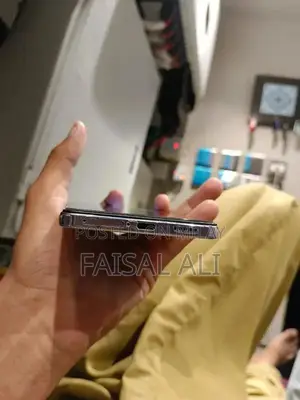 V27e Smartphone with Charger - Excellent Condition