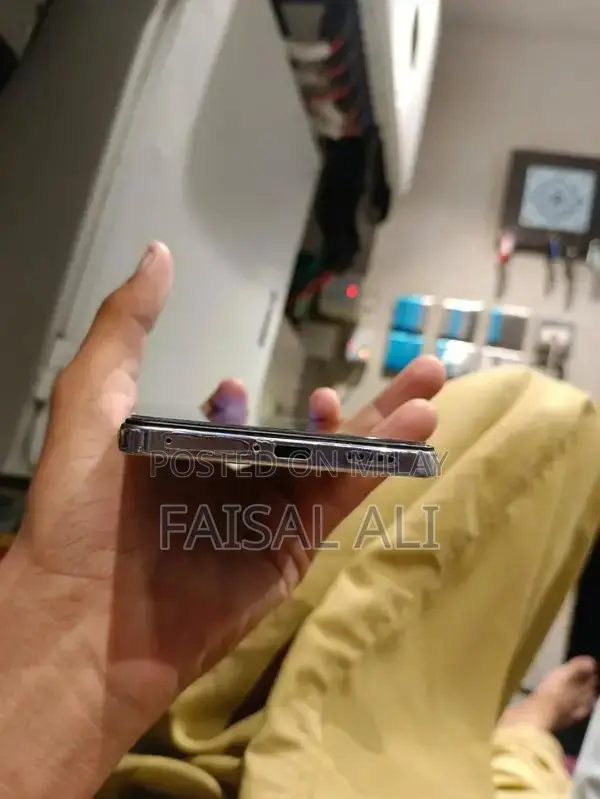 V27e Smartphone with Charger - Excellent Condition