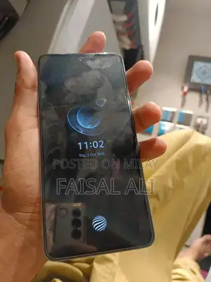 V27e Smartphone with Charger - Excellent Condition