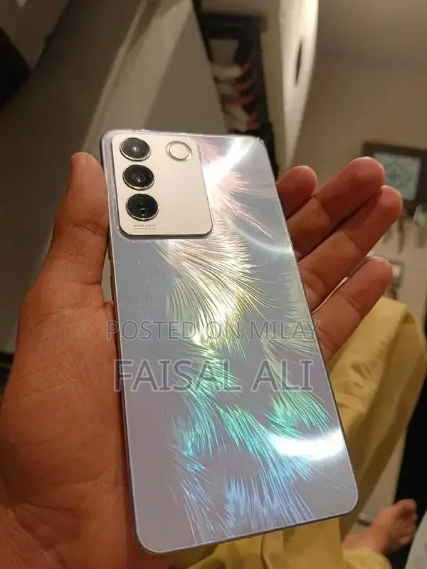 V27e Smartphone with Charger - Excellent Condition