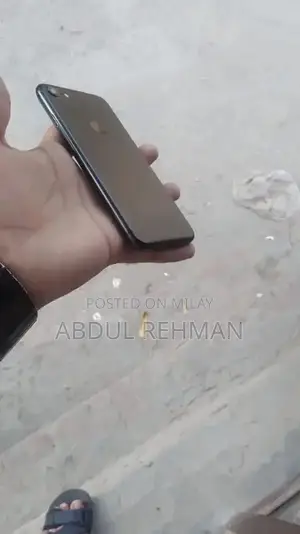 32GB iPhone 7 Mobile Smartphone with Battery Pack