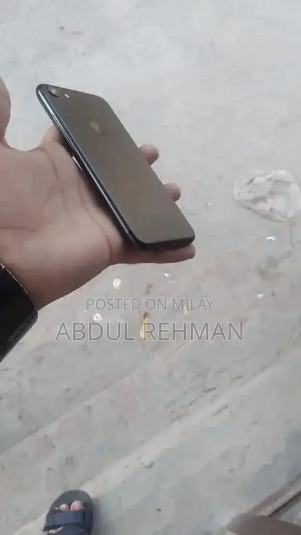 32GB iPhone 7 Mobile Smartphone with Battery Pack